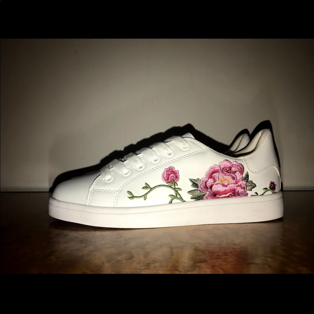 BEAUTIFUL embroidered white sneakers. BRAND NEW